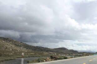 公路旁的山峦与多云天空