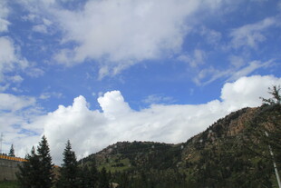 蓝天白云下的山林美景