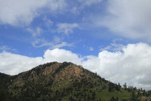蓝天白云下的翠绿山峰