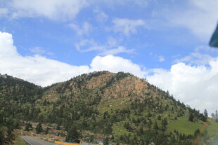 秀丽山峦与蓝天白云景致