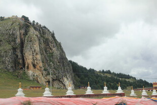 山间白塔群与巍峨山石