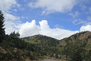 山间美景 蓝天白云绿树