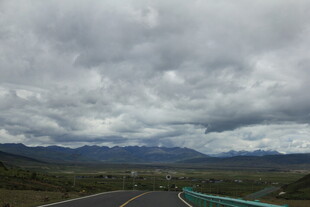 蜿蜒公路与远方山峦云雾