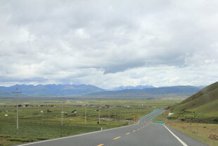 草原公路 远山云雾美景