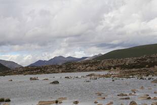 高原水域与远山风景