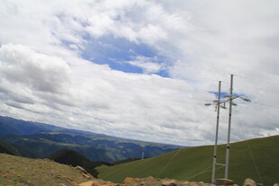 山间通信塔与壮美风景