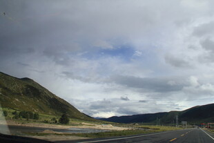 山间公路旁的壮阔风景