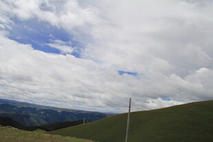 草原风光与远方山峦