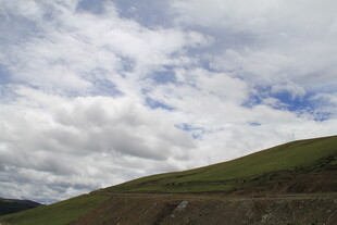 山坡上的蓝天白云美景