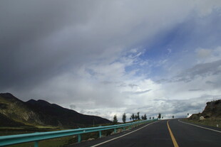 公路伸向远方的壮美风景