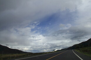 公路伸向远方的天空景观