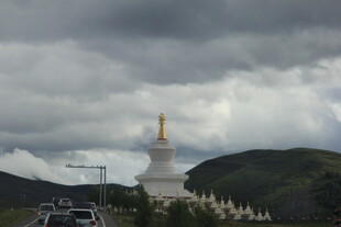 公路旁的白塔与远山云雾