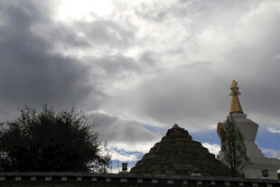 藏式建筑顶与多云天空