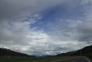 公路边的壮丽天空与山峦