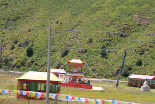 草原上的多彩藏式小屋