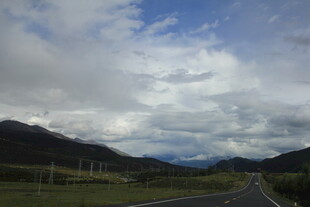 山间公路 蓝天白云相伴