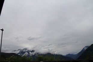 云雾缭绕的山间景致