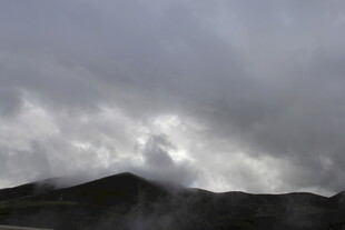 乌云笼罩下的山峦