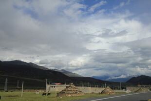 山间公路旁的开阔风景