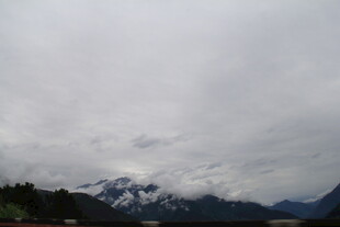 云雾缭绕的雪山景致