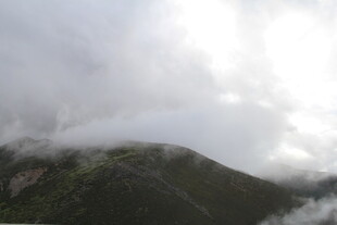 云雾缭绕的山峦美景
