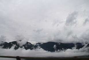 云雾缭绕的壮丽山脉