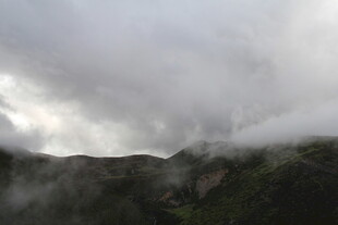 云雾缭绕的山峦景色