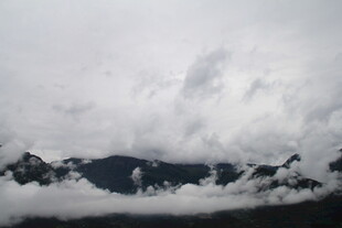 云雾缭绕的壮丽山脉