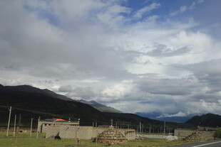 山间风景 蓝天白云覆村落