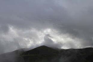 云雾缭绕的山峦