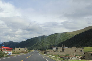 山间公路旁的村落风光