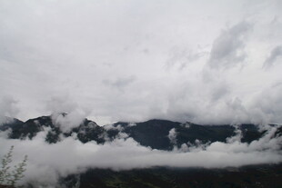 云雾缭绕的山峦美景