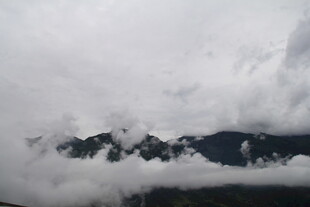 云雾缭绕的山峦美景