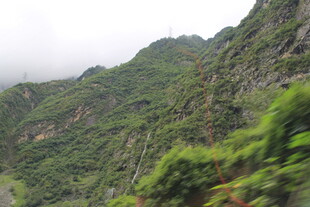 青山葱郁的秀丽山间景色