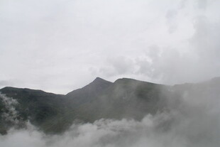 云雾缭绕的山峦美景