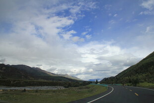 公路伸向远方的美丽风景