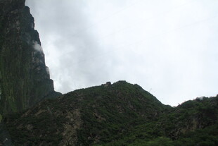 云雾缭绕的翠绿山峰