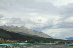 山间公路与远处山峦风景