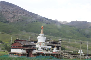 藏区白塔与传统建筑景观