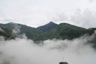 云雾缭绕的壮美山峦