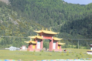 藏式风格门楼 青山环绕