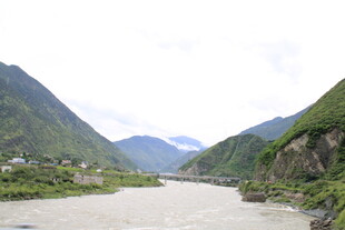 山间河流的秀丽风光