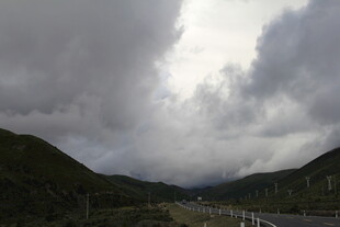 山间乌云密布的公路景象