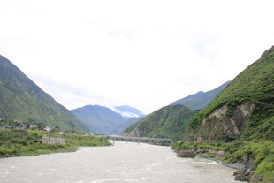 山间河流壮丽风光