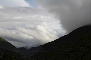 山间云雾缭绕的壮美景观
