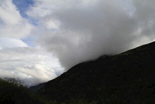 山间云雾缭绕的壮美景色