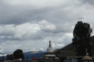 藏区风光中的独特建筑