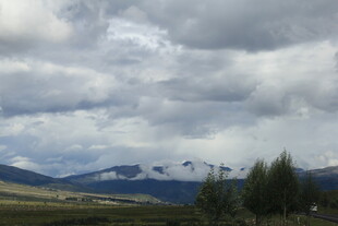 山间云景 远处山峦覆雪