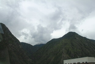 云雾缭绕的壮丽山峦