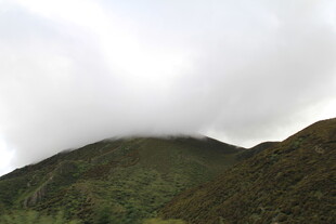 云雾缭绕的翠绿山峦